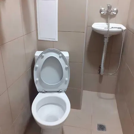 самостоятелна с душ с вход от тротоара на 3 мин пеш от автогара Apartament