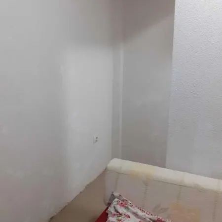 самостоятелна с душ с вход от тротоара на 3 мин пеш от автогара Apartment Varna