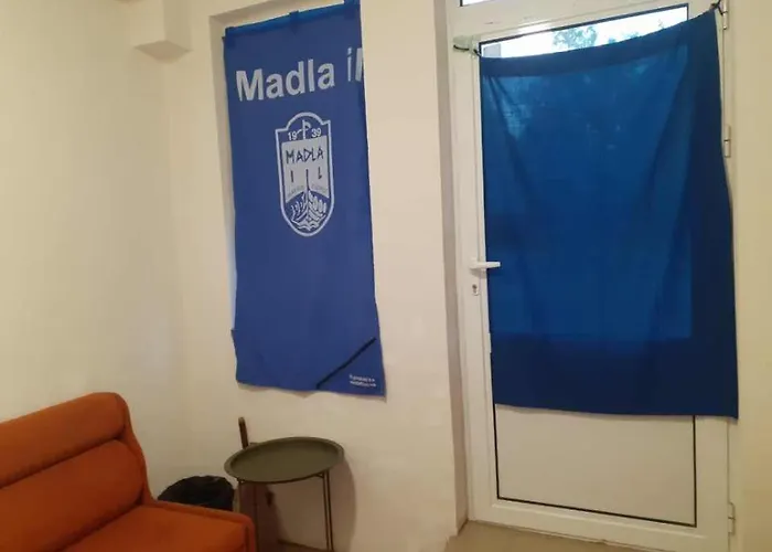 самостоятелна с душ с вход от тротоара на 3 мин пеш от автогара *