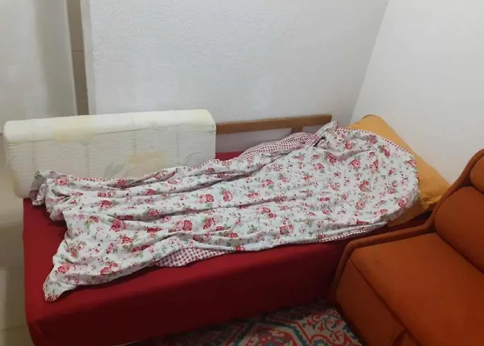 самостоятелна с душ с вход от тротоара на 3 мин пеш от автогара *