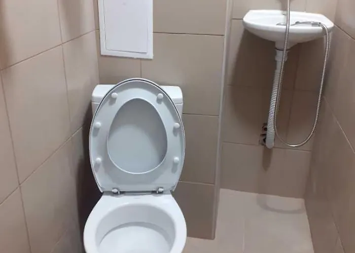 самостоятелна с душ с вход от тротоара на 3 мин пеш от автогара Apartment